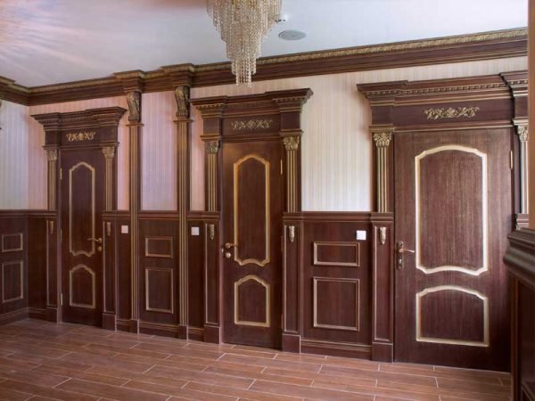 Окрашенные деревянные двери