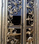Двустворчатая дверь с металлическими узорами