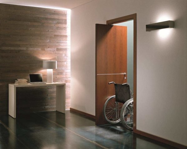 Инвалидная коляска и рото-дверь