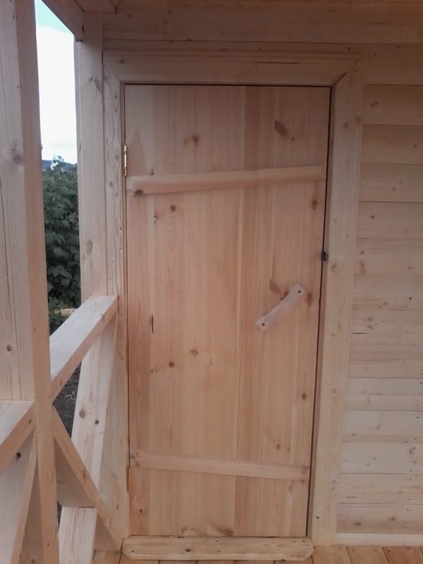 Входная деревянная дверь в баню