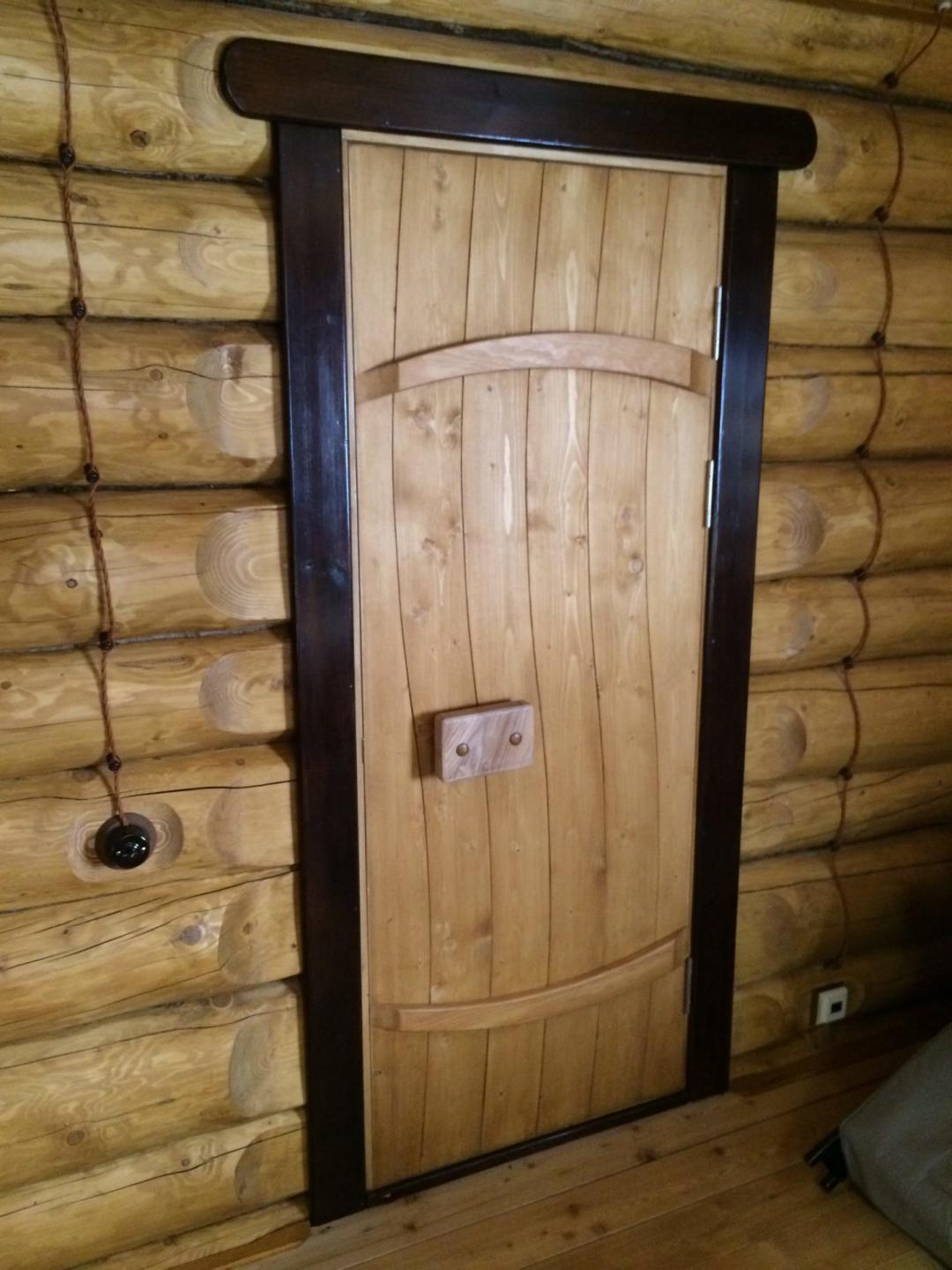 Двери бани сайт. Двери в баню деревянные. Входная дверь в баню. Дверь в парилку деревянная. Дверь в сауну деревянная.