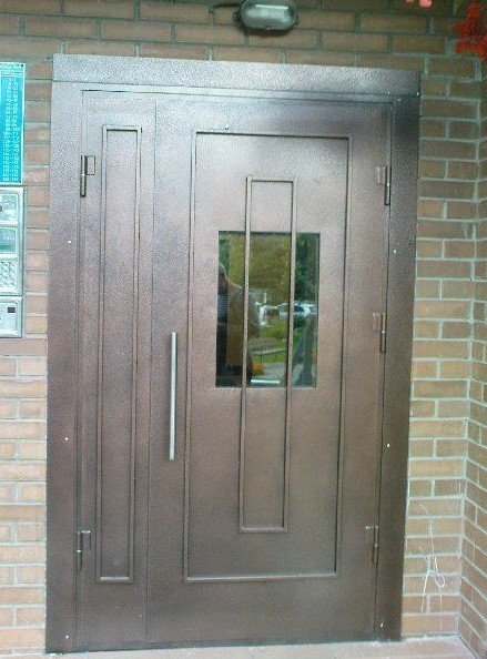Входные металлические двери со стеклянной вставкой