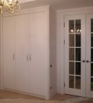 Простые двери со стеклом в комнате