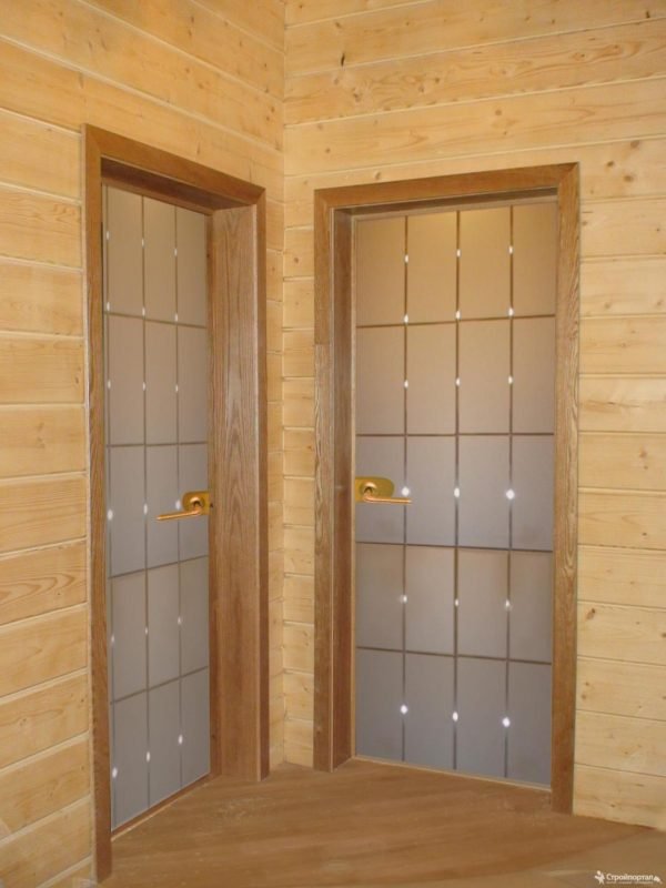 Стеклянные двери в деревянном коробе