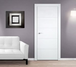 Белые двери в комплекте с белым диваном