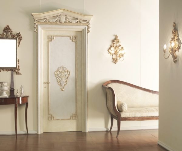 Белая дверь в стиле барокко