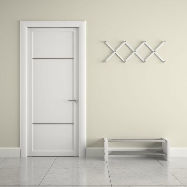 Современные белые двери с тонкими горизонтальными полосами
