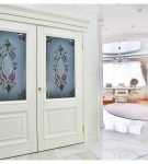 Белые двери с витражными вставками