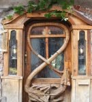 Необычная деревянная входная дверь