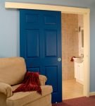Раздвижная синяя дверь
