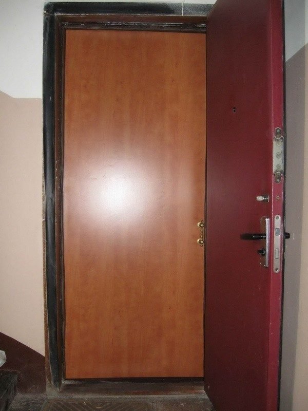 Установка металлической двери в квартире