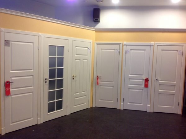 Шпонированные белые двери