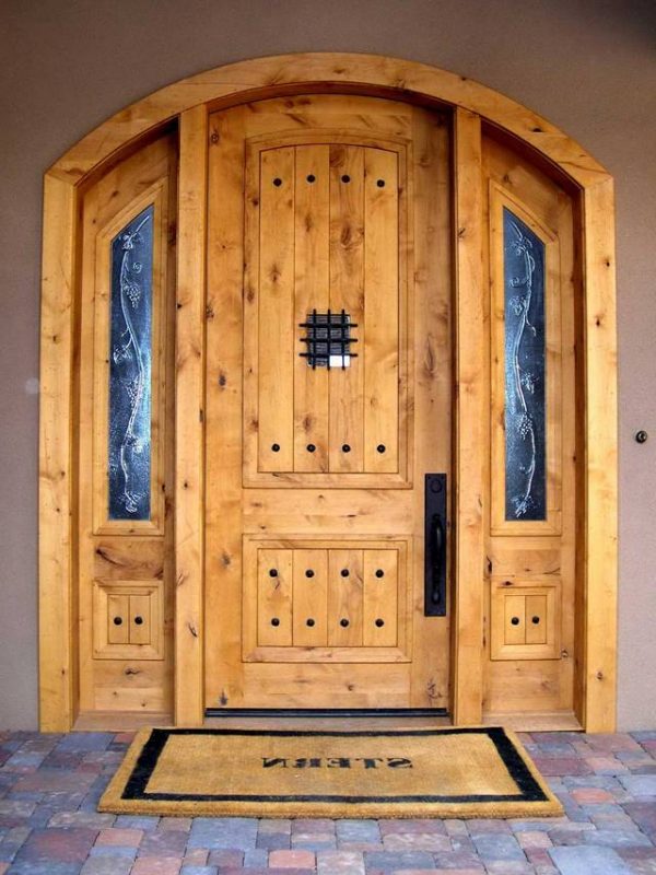 Деревянные входные двери для дома