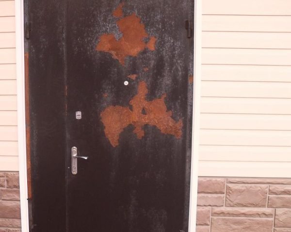 Коррозия металлической входной двери