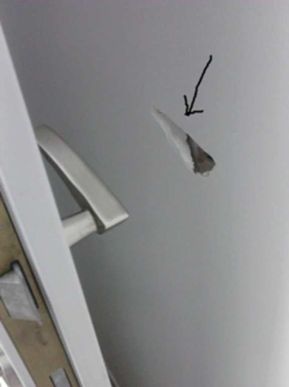 Повреждения стены дверной ручкой