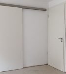 Простые межкомнатные двери белого цвета