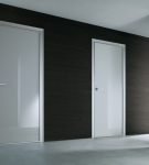 Глянцевые белые двери в квартире