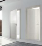 Двери белого цвета с глянцевой поверхностью