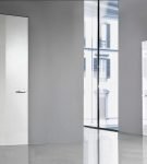 Межкомнатные белые двери с отражающей поверхностью