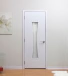 Простые белые двери со стеклом в комнате