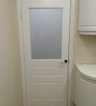 Белые эмалевые двери в ванной комнате