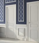 Светлые двери с покрытием из эмали в коридоре