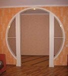 Круглая арка с порталом