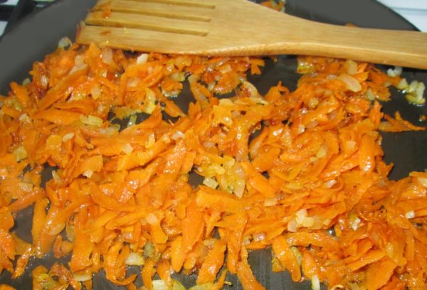 Обжаренная морковь с чесноком