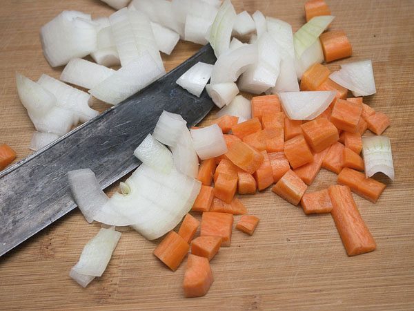 Нарезанные крупными кусочками репчатый лук и морковь