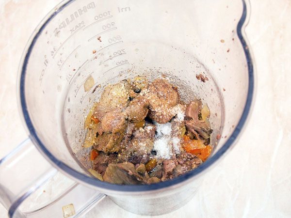Составляющие паштета из куриной печени в пластиковой чаше блендера