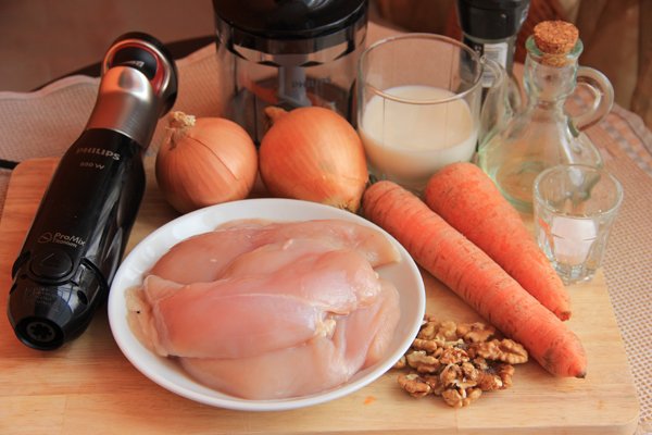 Продукты и инвентарь для приготовления домашнего куриного паштета