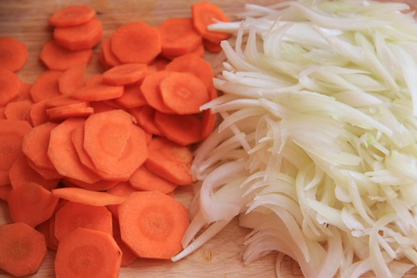 Кружочки моркови и перья репчатого лука