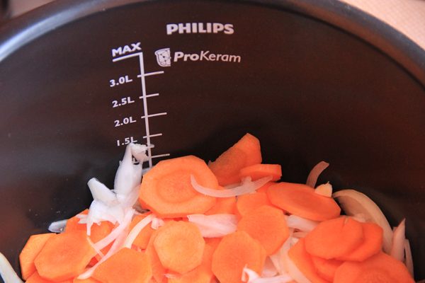 Морковь и репчатый лук в чаше мультиварки