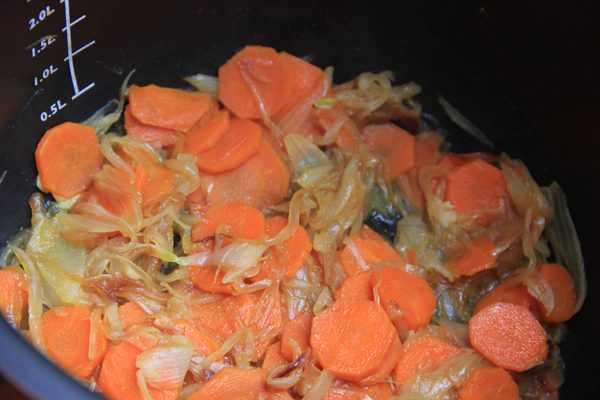 Тушёные лук и морковь в чаше мультиварки