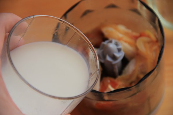 Добавление молока в процессе приготовления куриного паштета