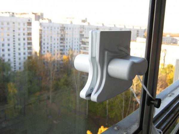 Магнитная щётка со шнуром на окне