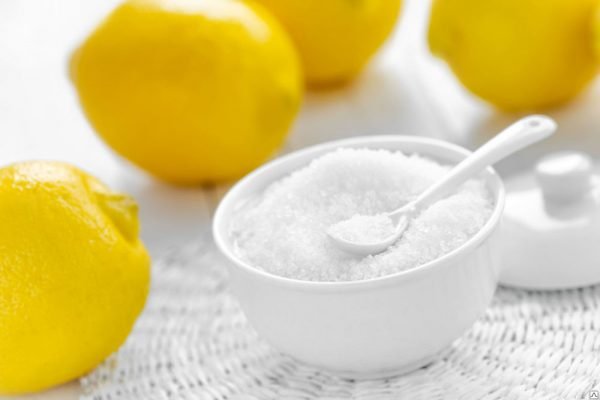 Лимоны и лимонная кислота в пиале