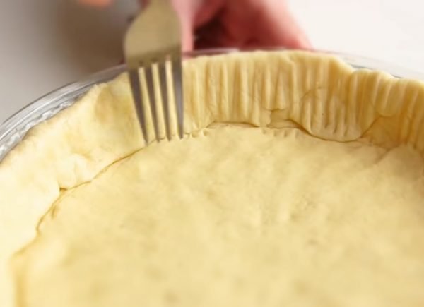 Процесс лепки бортика из картофельного теста