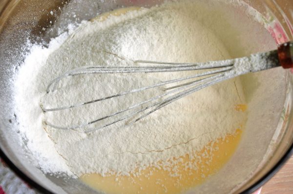 Введение муки к яично-сахарной смеси