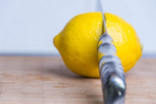 Нож в лимоне на столе