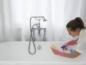 Женщина моет ванну