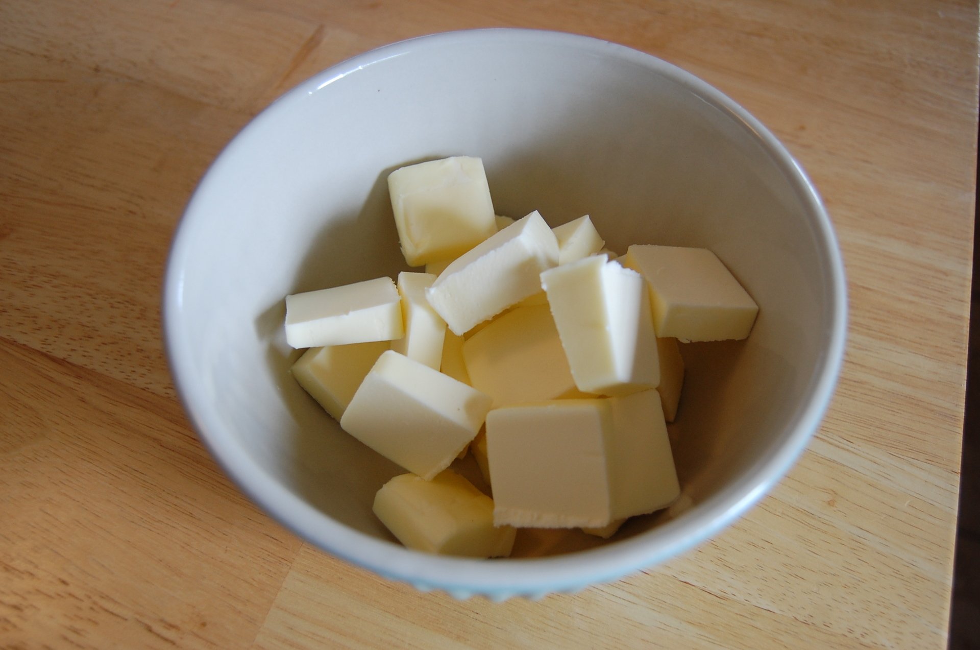 Кусочек маленький кусочек видео. Масло сливочное. Кубик сливочного масла. Масло нарезанное кубиками. Сливочное масло нарезать на кубики.