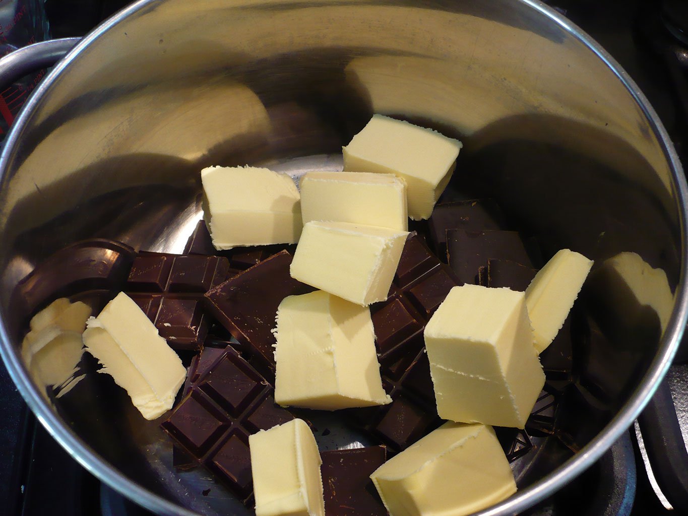 Шоколадное масло без какао. Растопленный шоколад. Растопленный шоколад с маслом. Масло сливочное шоколадное. Шоколад и сливочное масло.