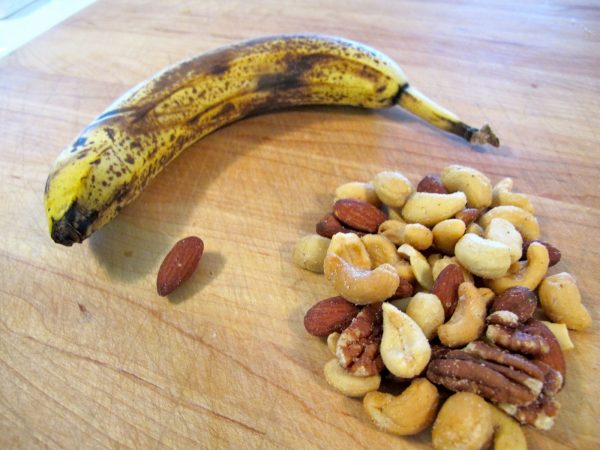 Банан и орехи