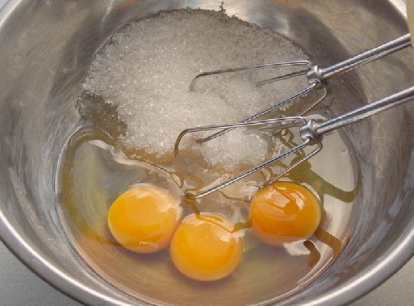 Взбивание яиц и сахара