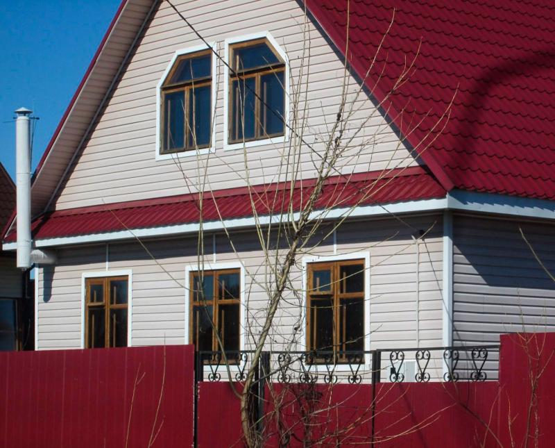 Дома обшитые сайдингом фото с красной крышей фото