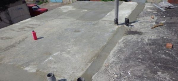 Процесс обработки бетонной крыши грунтовкой