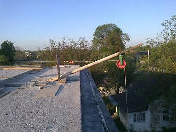 Механизм для спуска демонтируемых материалов с крыши
