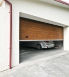 Большой гараж под плоской крышей с фальцевыми элементами по краям