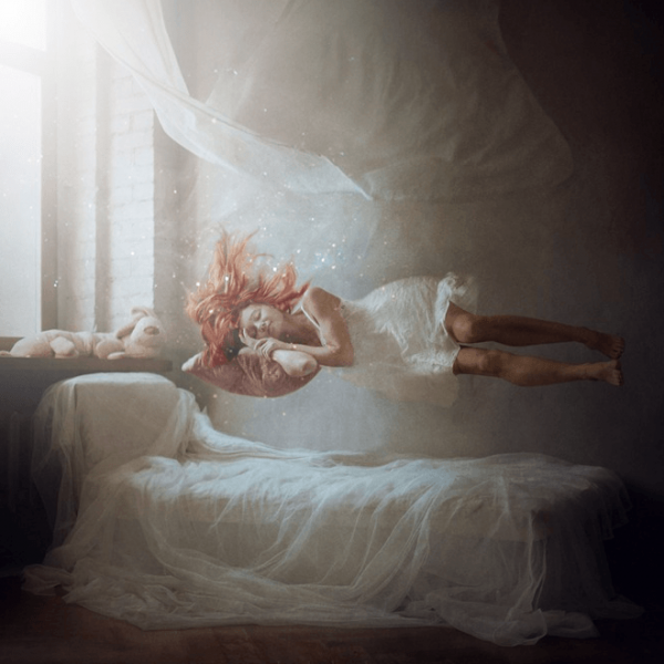 Девочка во сне парит над кроватью